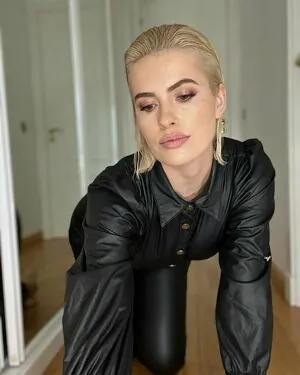 Adriana Abenia content