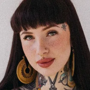 Alina Benson/Alinabnsn