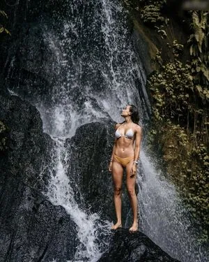 anne_bodykiss