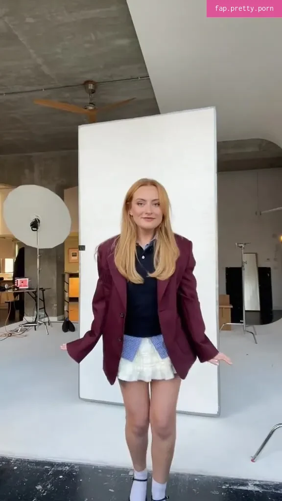Amelia Dimoldenberg - Photo #01
