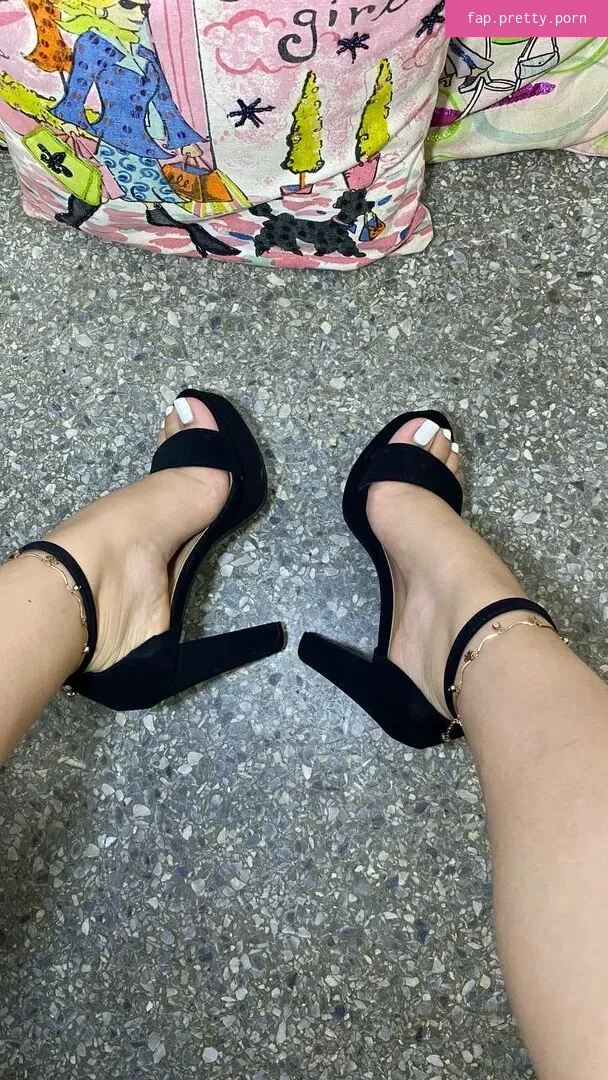 Adri Feet - Photo #15