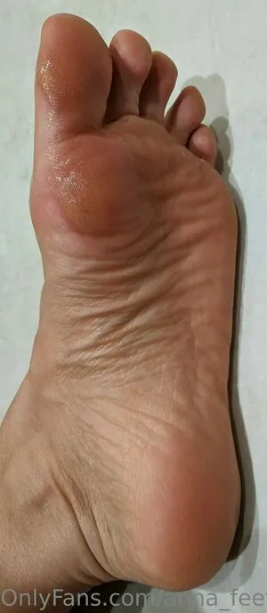 anna_feet_crush_vore
