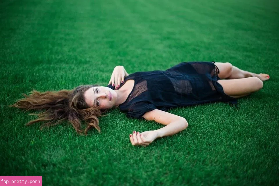 Anna Hopkins - Photo #04