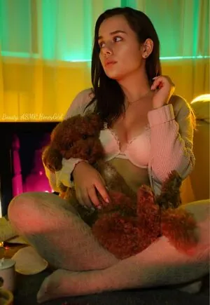 ASMR HoneyGirl