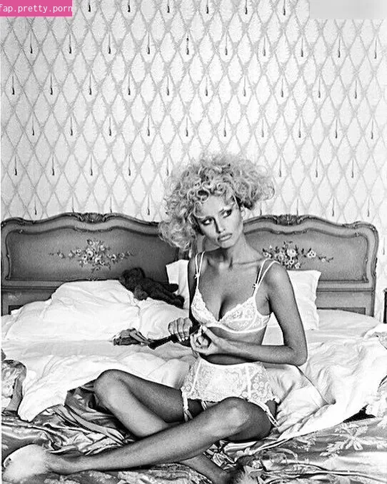 Adriana Karembeu - Photo #36