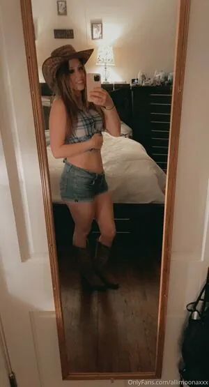 allimoonaxxx