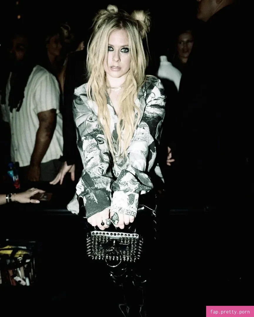 Avril Lavigne - Photo #25