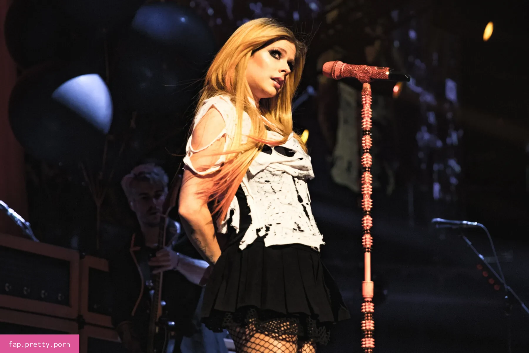 Avril Lavigne - Photo #17