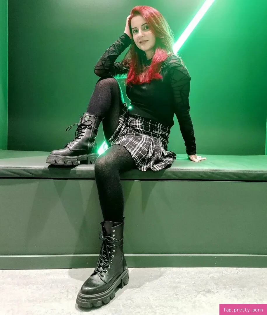 AnnieFuchsia - Photo #07