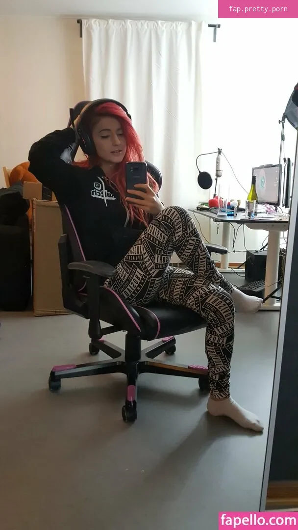 AnnieFuchsia - Photo #26