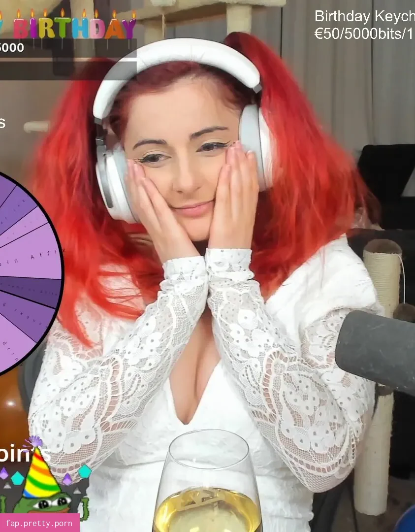 AnnieFuchsia - Photo #01