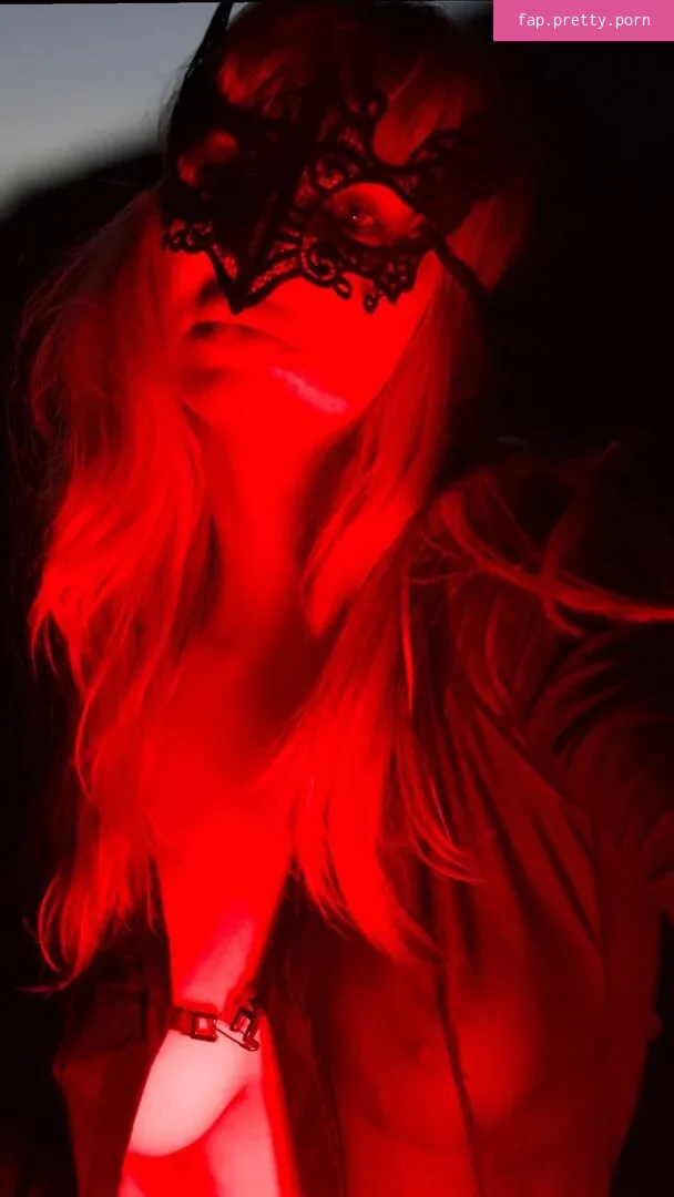 Anya Nicolodi - Photo #01