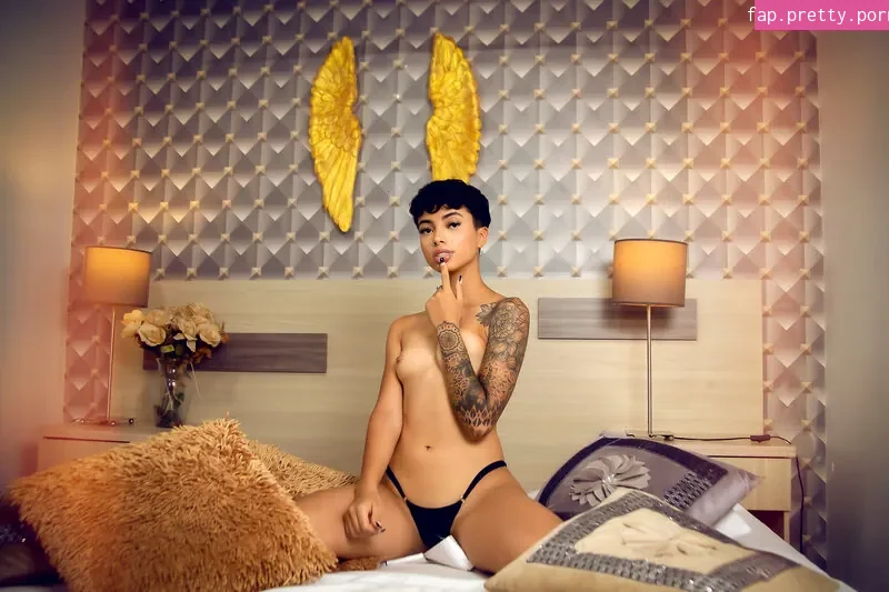Alessandra Rodriguez - Photo #01
