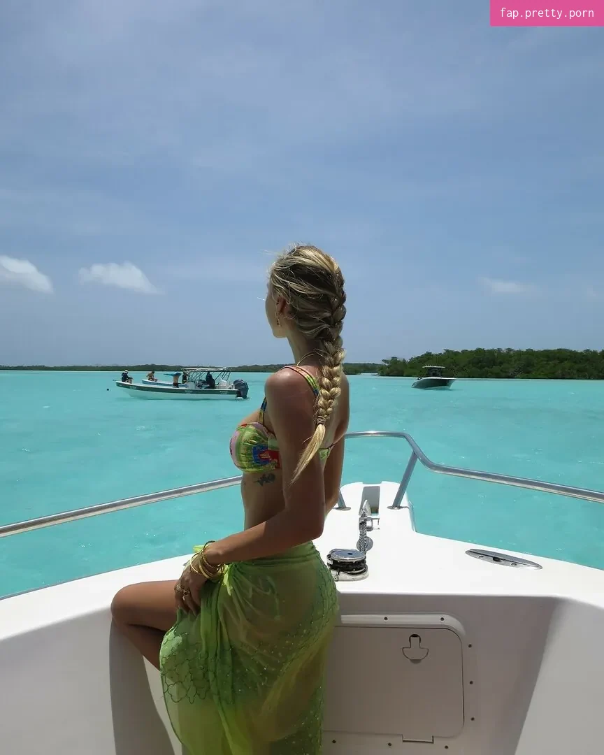 Alexis Ren - Photo #02