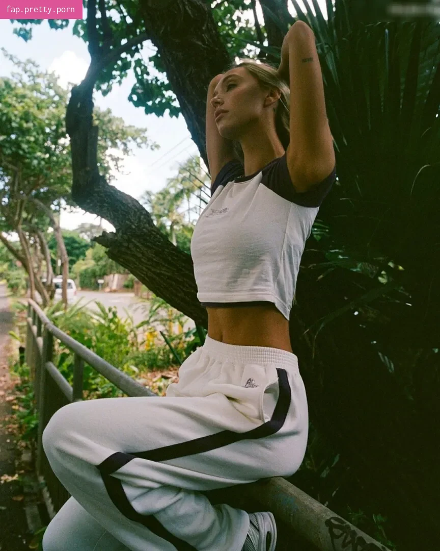 Alexis Ren - Photo #08