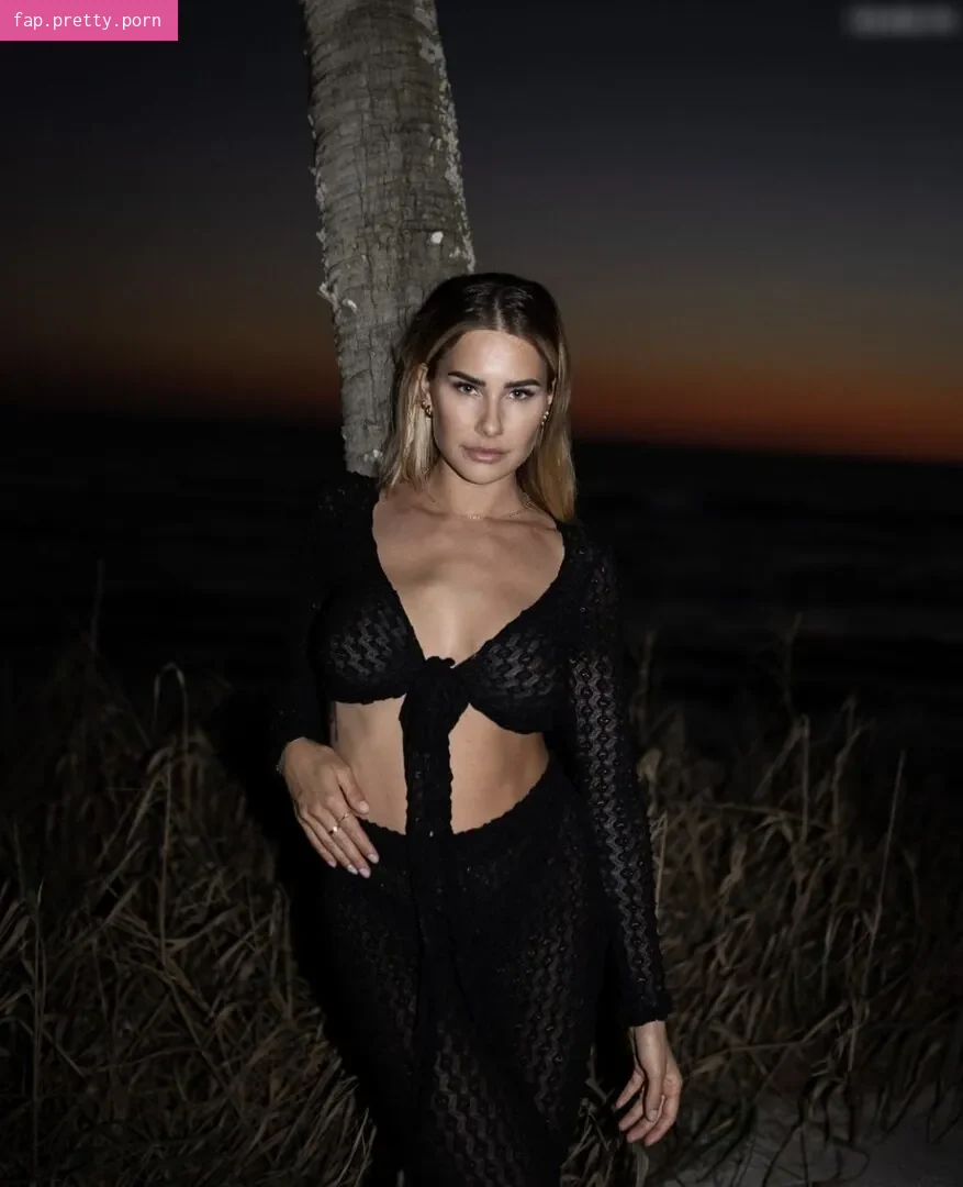 Anahita Rehbein - Photo #04