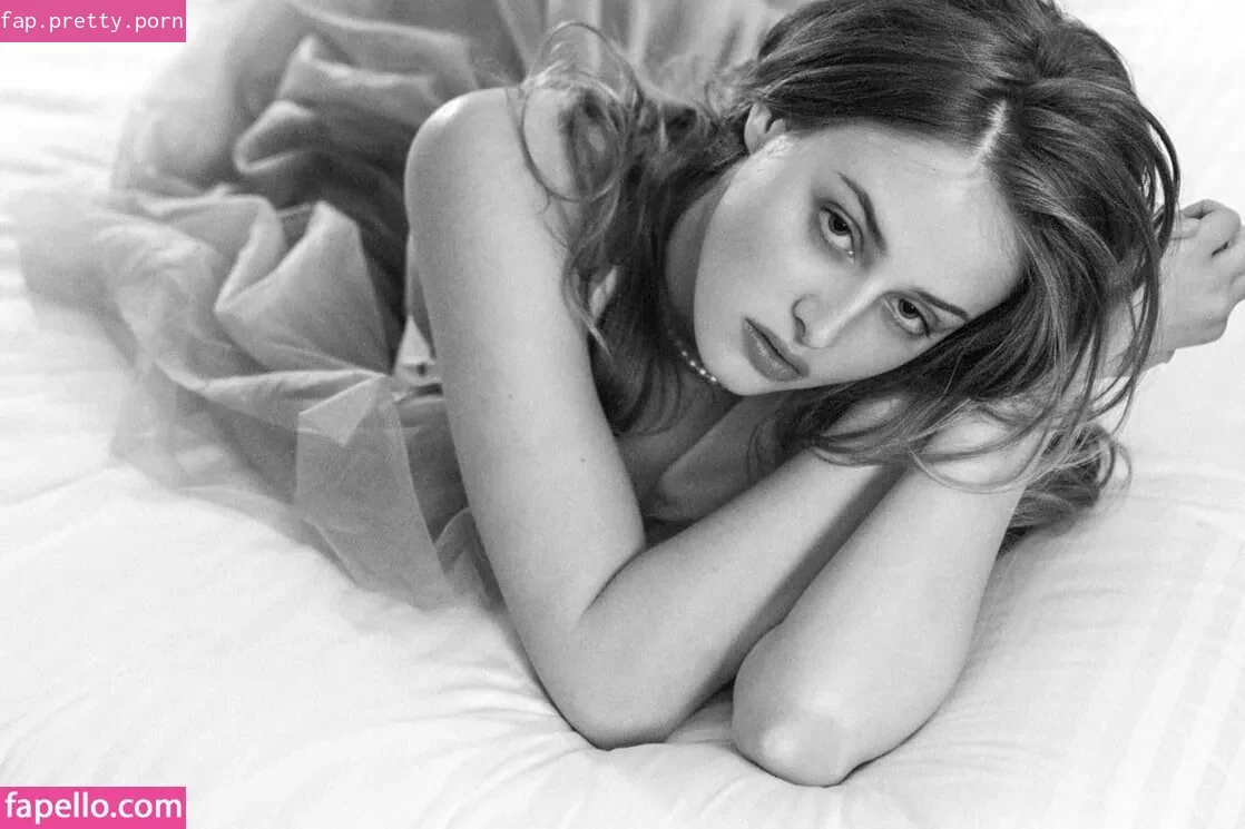 Anna Van Patten - Photo #01