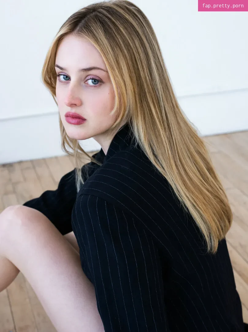 Anna Van Patten - Photo #11