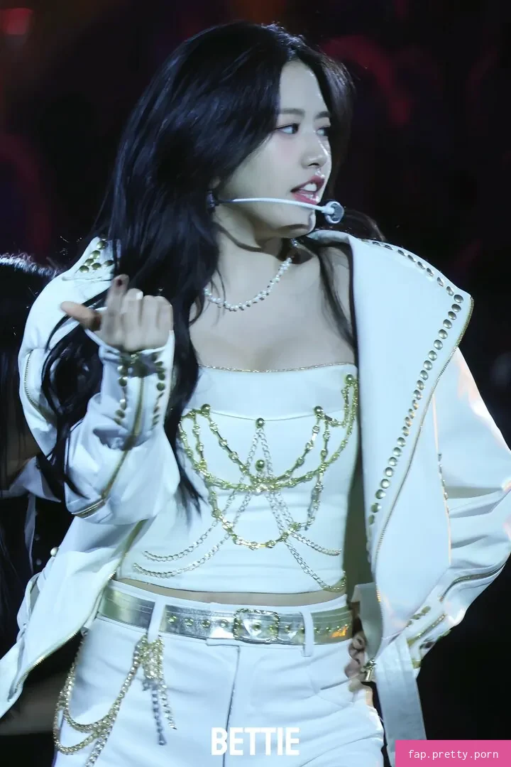 An Yujin 안유진 | - Photo #05