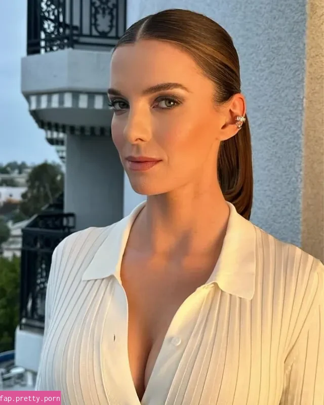 Betty Gilpin - Photo #67