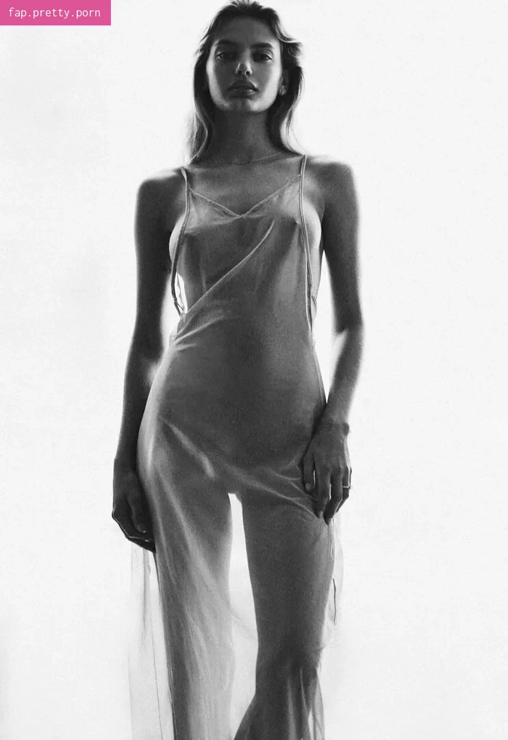 Bregje Heinen - Photo #01