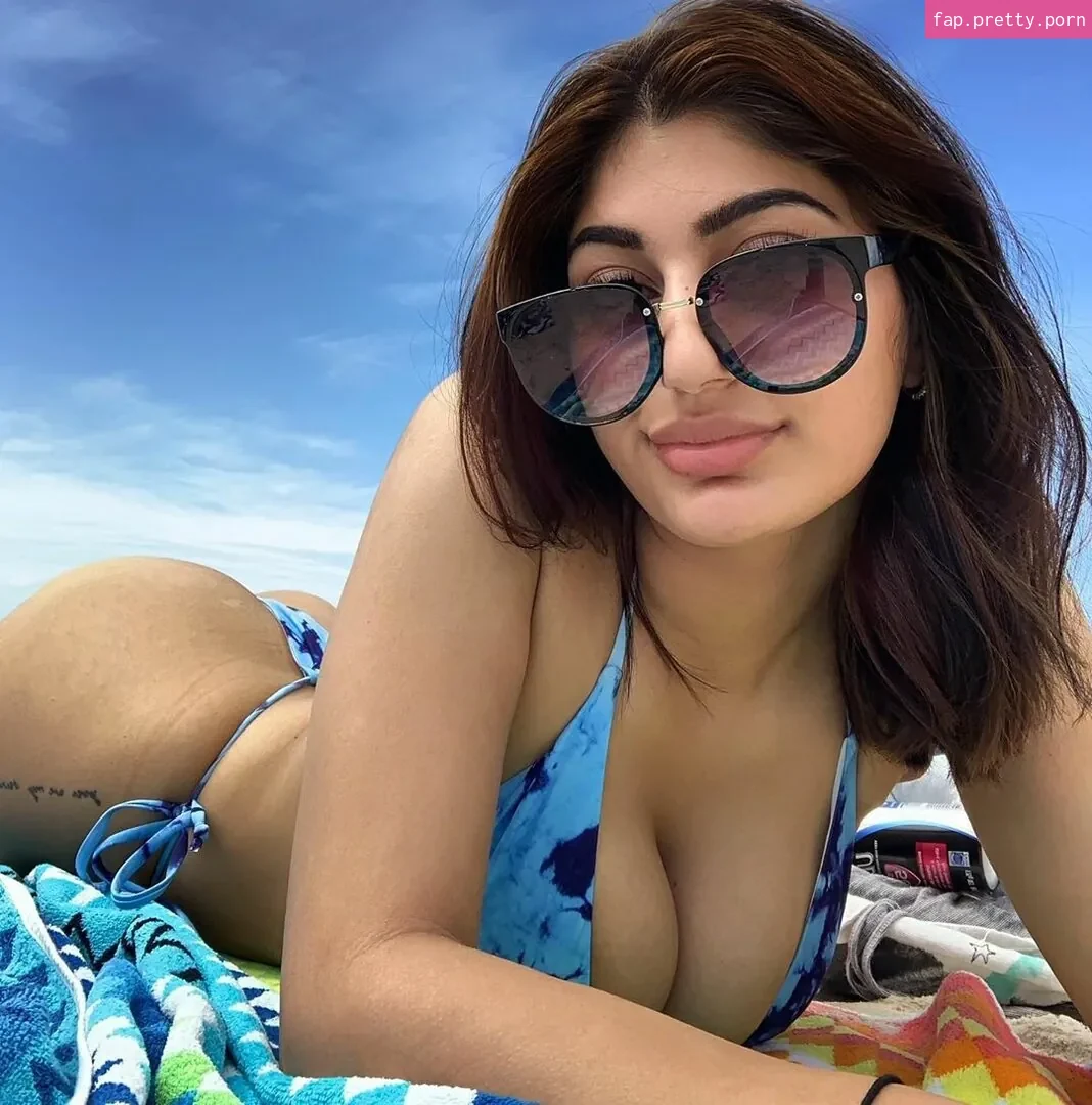 Busty Indian - Photo #31