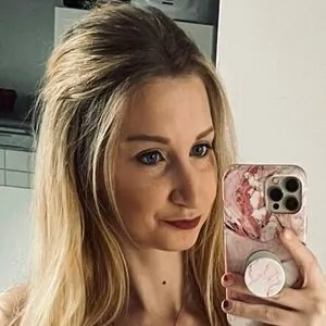 Blondiiegiirl