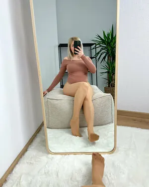 bellas_paws