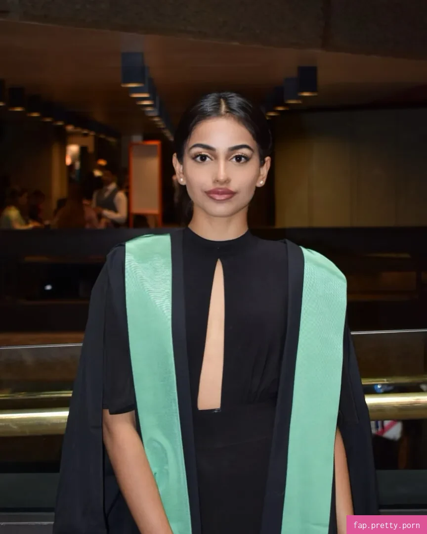 Banita Sandhu - Photo #06