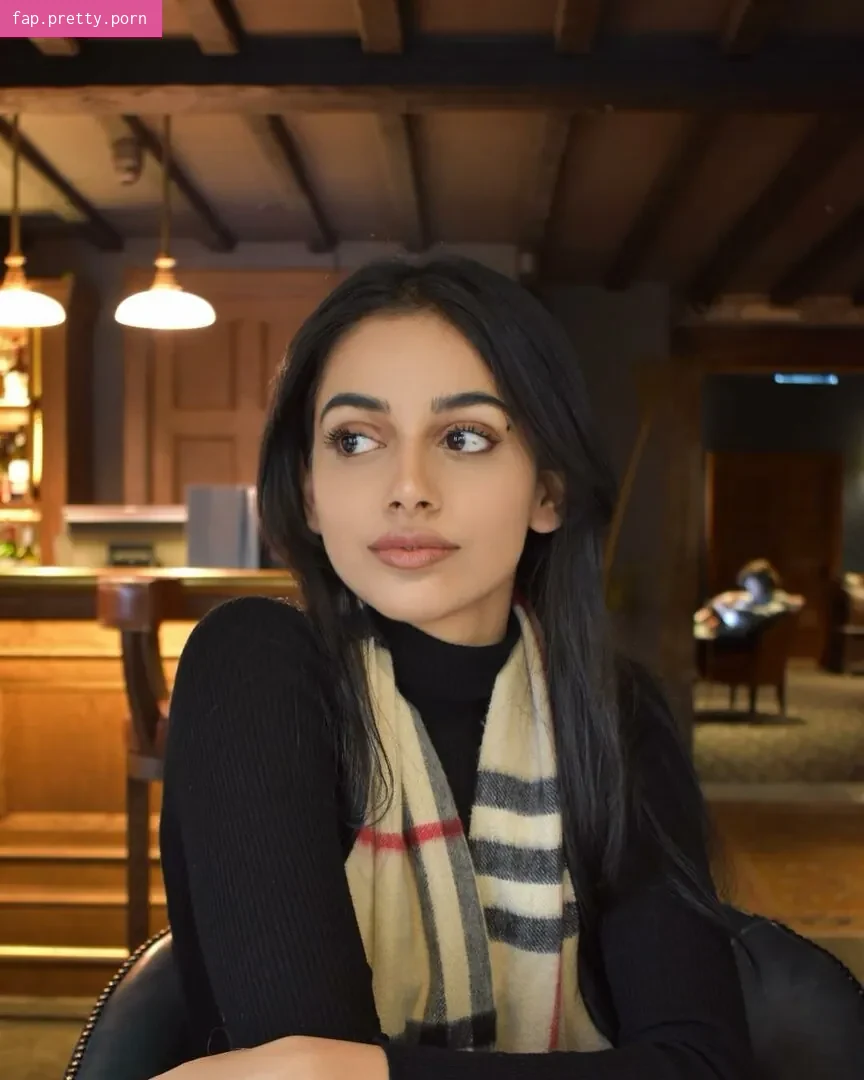 Banita Sandhu - Photo #26
