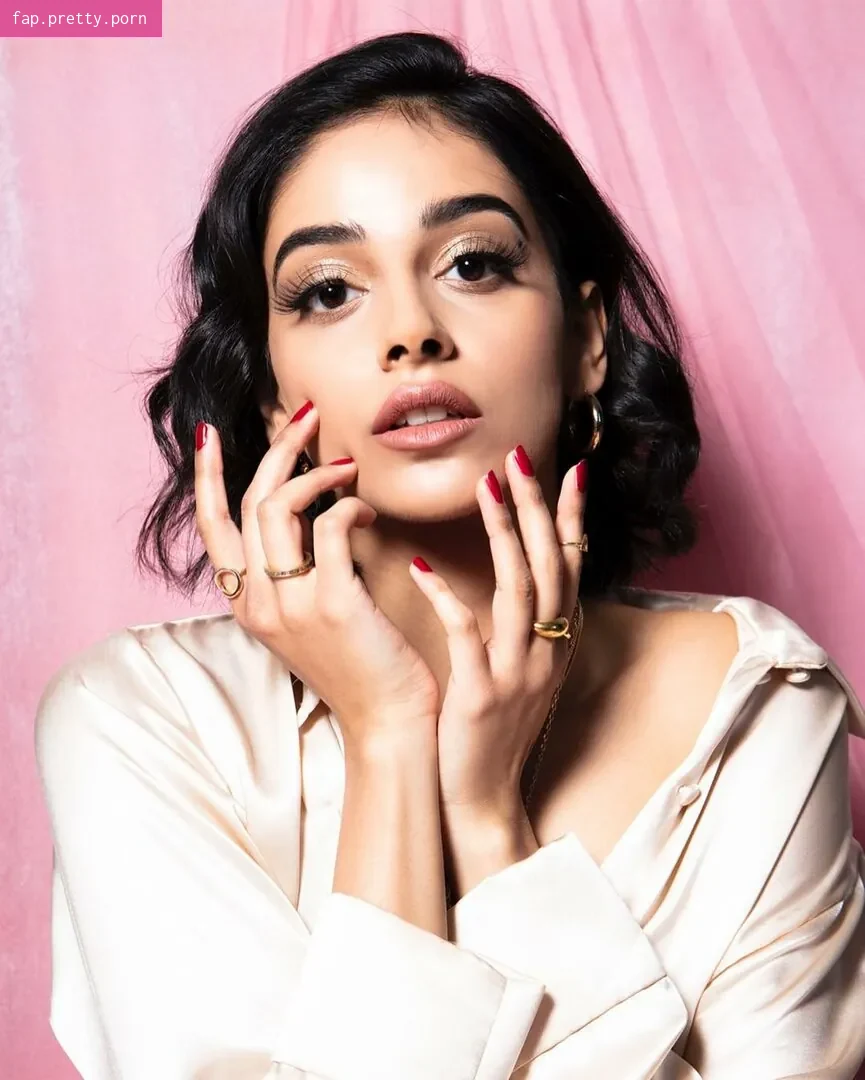 Banita Sandhu - Photo #32
