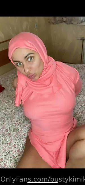 bustykimiko
