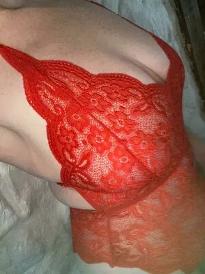 Bustyredheadmilf