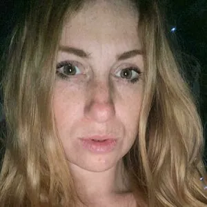 Bustyredheadmilf