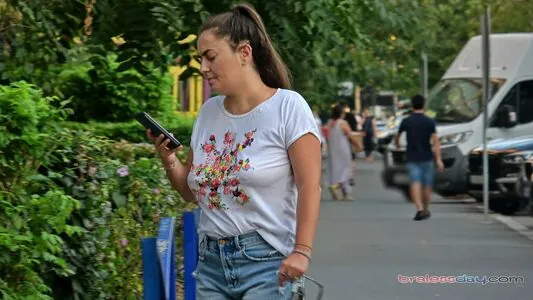 Candid Bralessday