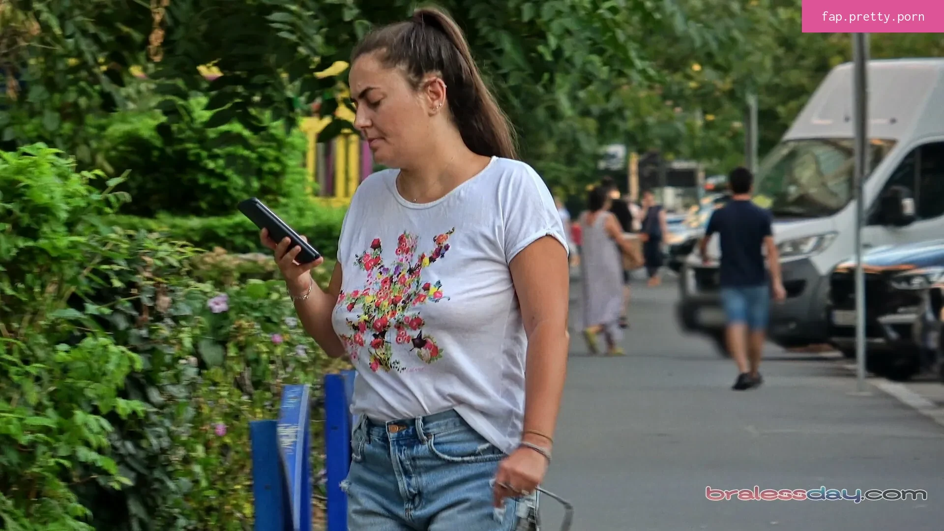Candid Bralessday - Photo #14