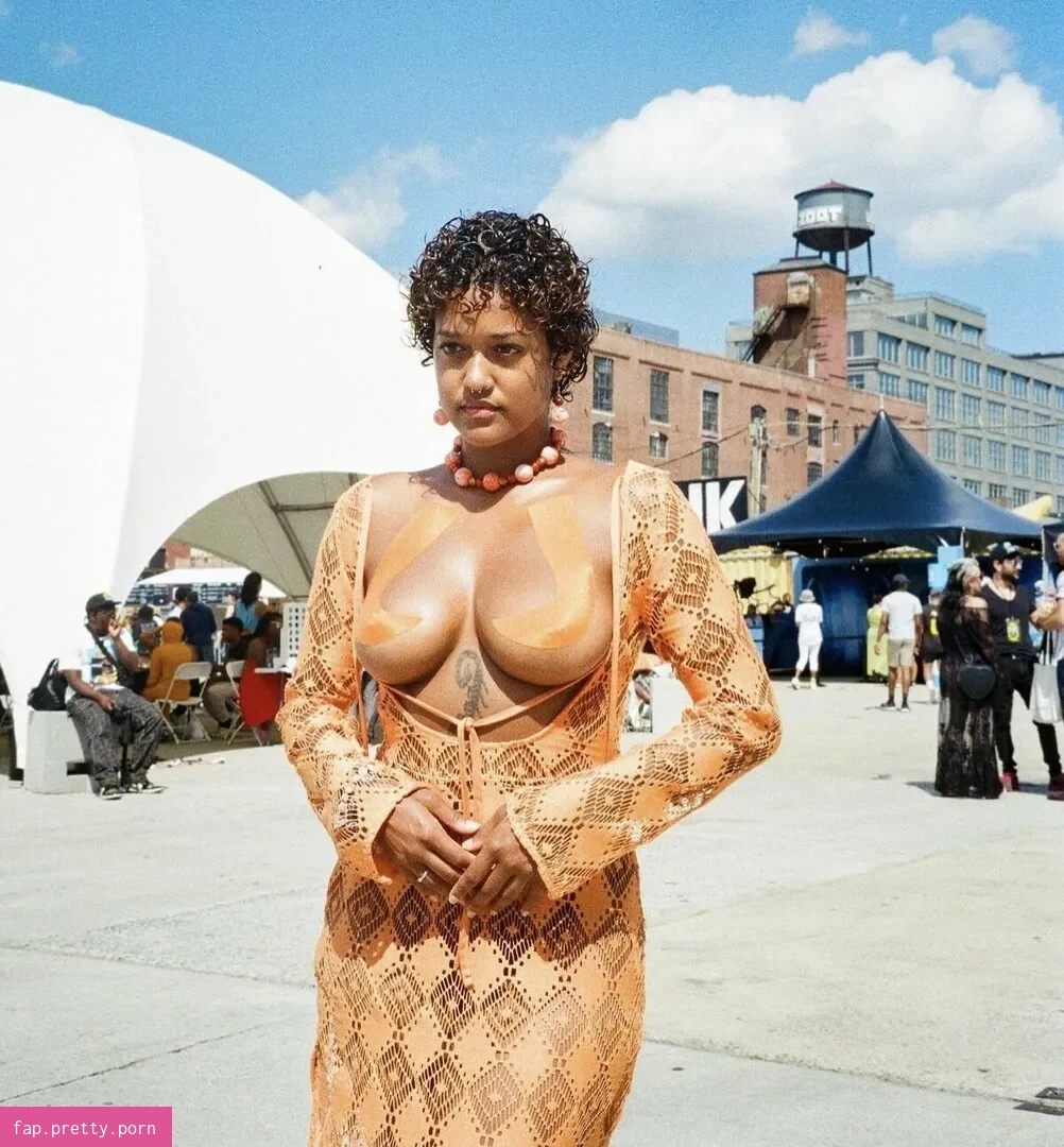 Christina Brown - Photo #02