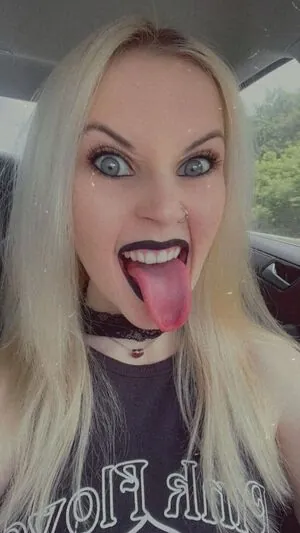 Carrie Cannie / carrie_cannie