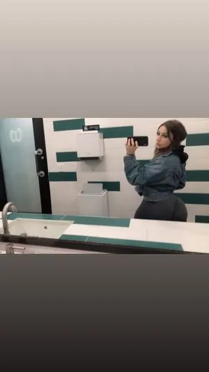 Chloe Flores