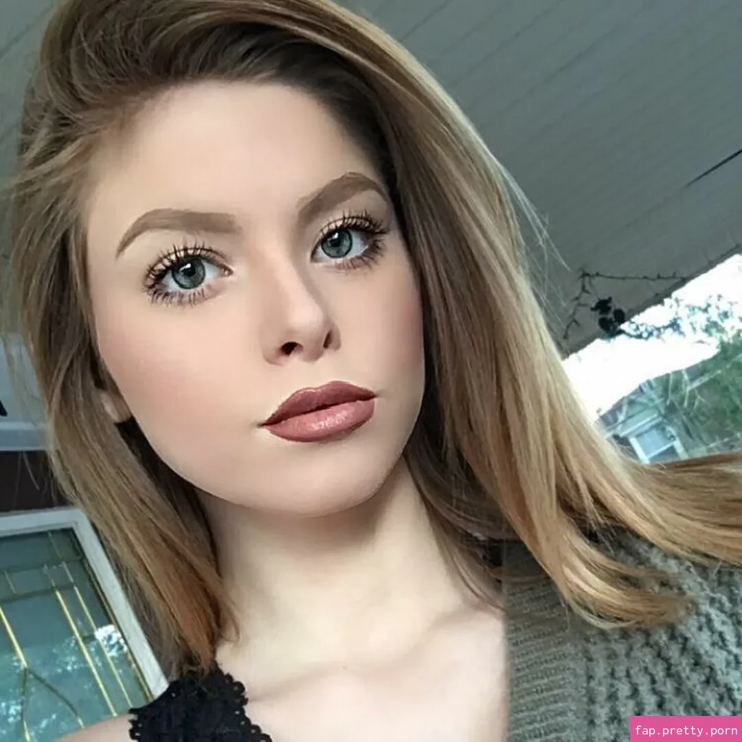 Chloe Mettenbrink - Photo #00