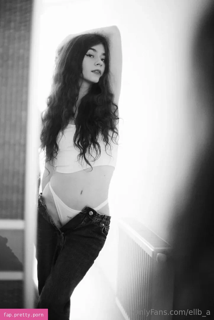 Cristina Moore - Photo #04
