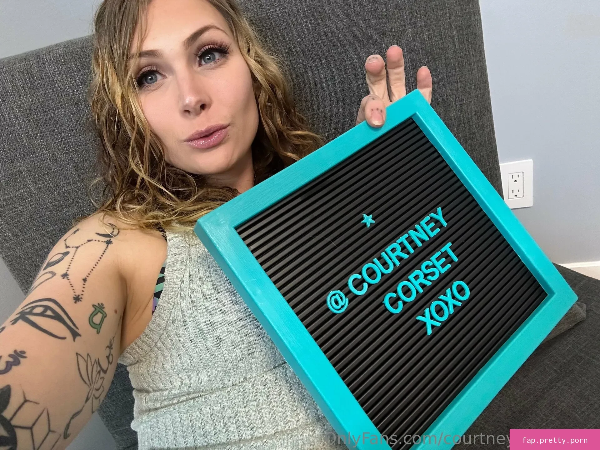 courtneycorsetfree - Photo #01