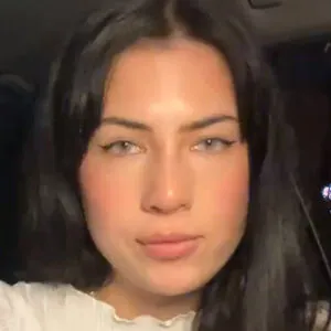 Claire sitzt auf dem Schalthebel