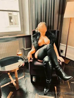curvy_saraa