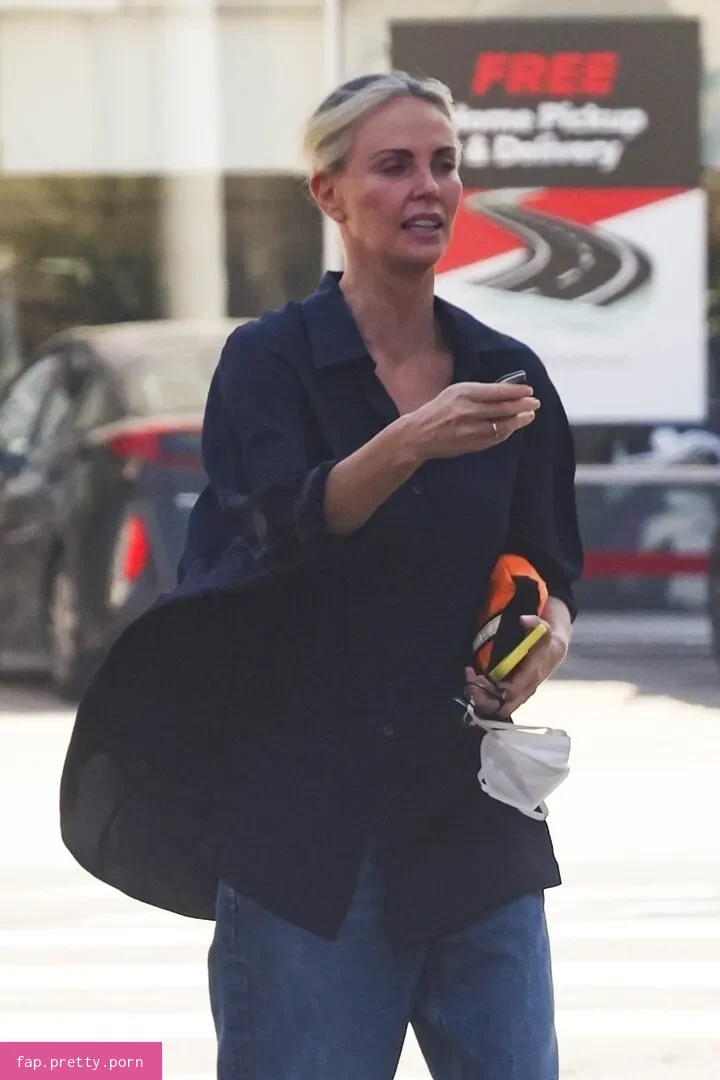 Charlize Theron - Photo #01