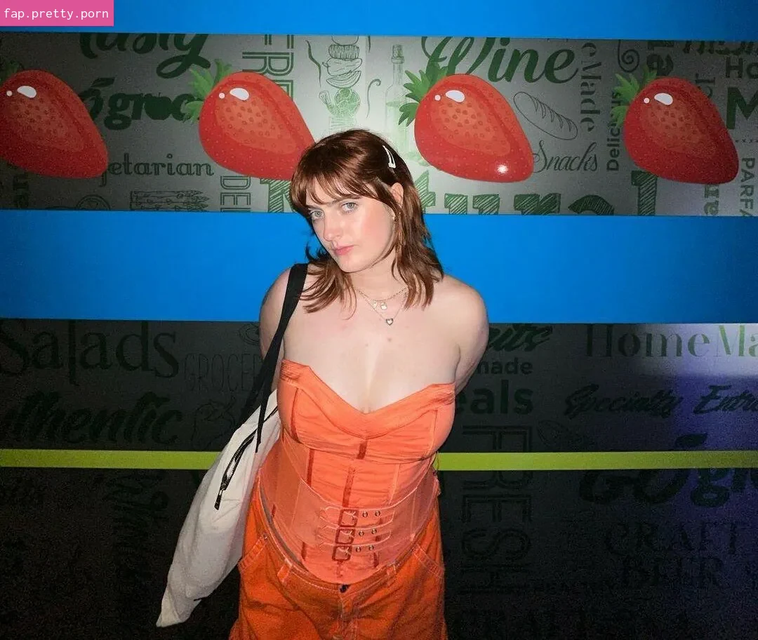 Chloe Troast - Photo #02