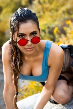 Cristina Vee Valenzuela