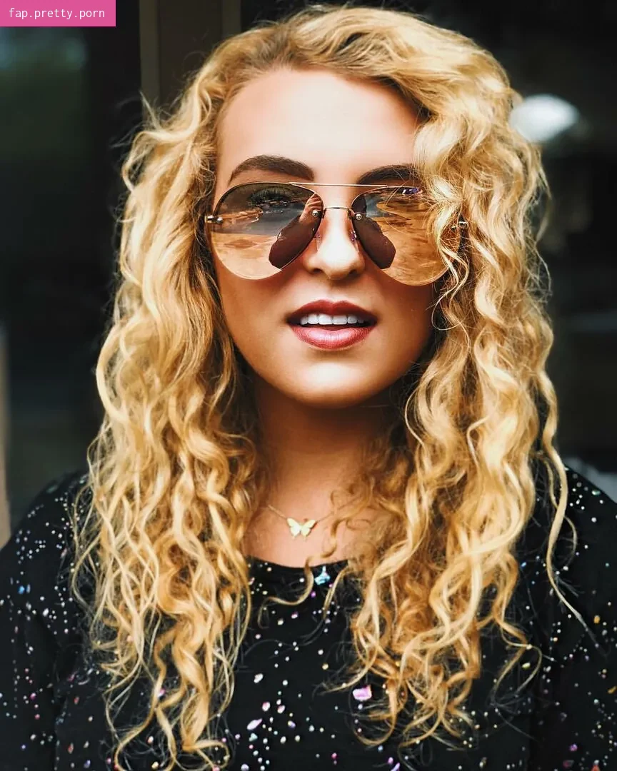 Caroline Wall - Photo #26