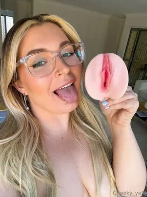 cheeky_yelofree