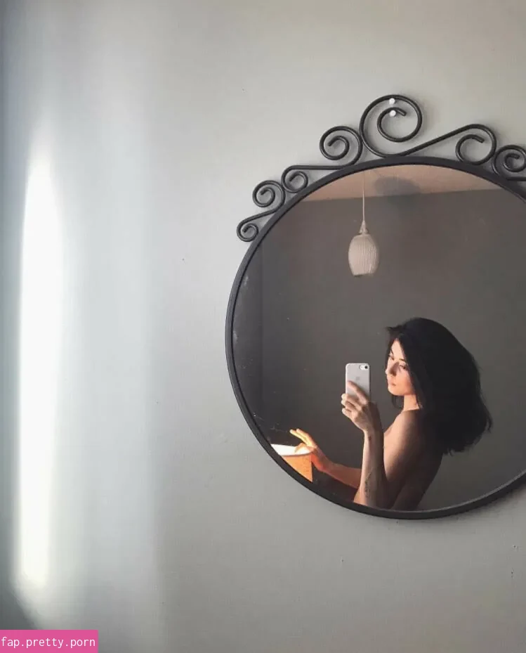 Daniela Andrade - Photo #01